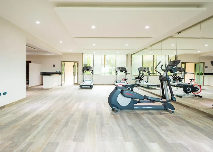 Palmarena Rooms & Residences - Long Stay Comfort With Parking, Sauna, Gym & Pool - Steps From 5Th Avenue